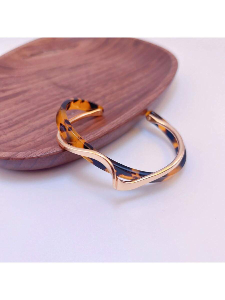 Andkiss Gilded Silhouette Cuff