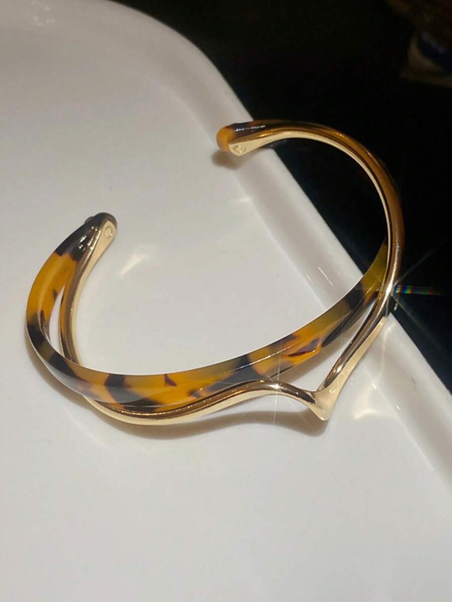 Andkiss Gilded Silhouette Cuff