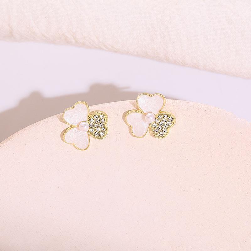 Zania Petal Pearl Earrings